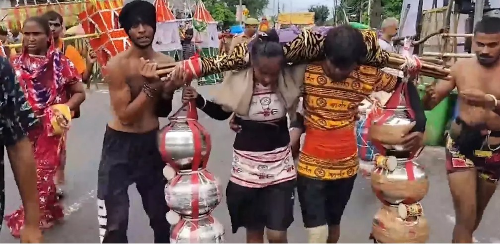 111 लीटर गंगाजल लेकर निकले प्रेमी युगल, शादी के लिए परिवार की मंजूरी की मांगी दुआ