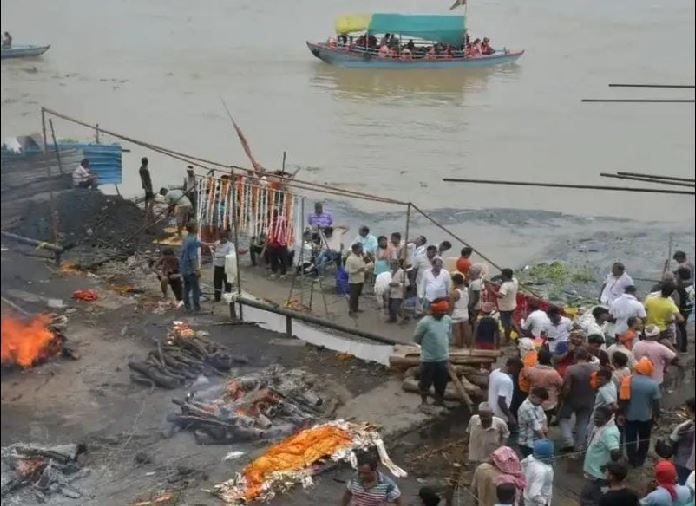 मणिकर्णिका घाट तक पहुंचा गंगा का पानी, बदला अंतिम संस्कार का स्थान; वाराणसी में बढ़ी बाढ़ की चिंता