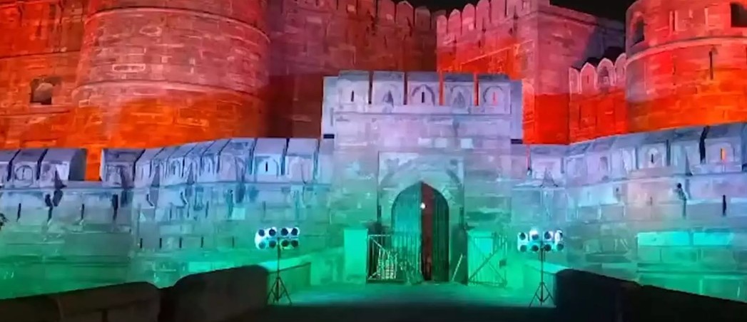 तिरंगे की रोशनी में नहाया आगरा किला, स्वतंत्रता दिवस से पहले बदला नजारा