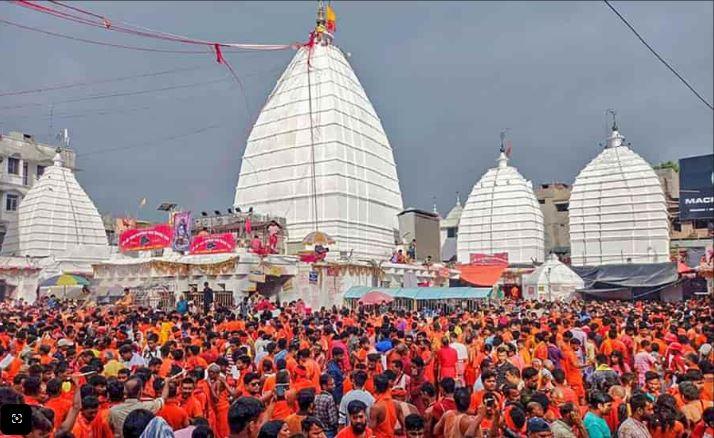 तीसरी सोमवारी पर बाबा बैद्यनाथ धाम में उमड़ा आस्था का सैलाब, 12 किमी से अधिक लगी लंबी कतार