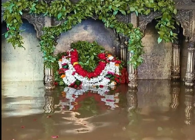 वाराणसी में गंगा का रौद्र रूप: शीतला मंदिर में घुसा पानी, मणिकर्णिका पर शवदाह के लिए कतार, गलियों में नावों की आहट