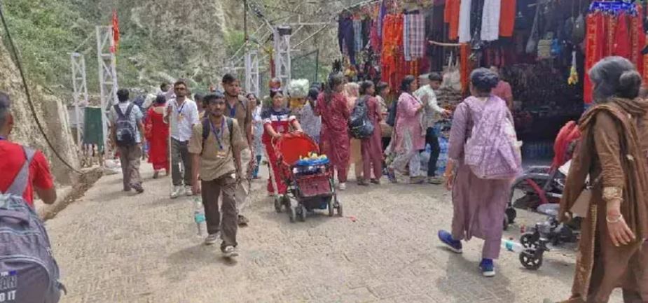 बदलते मौसम के बीच मां वैष्णो देवी की यात्रा जारी, बारिश में भी नहीं डिगा श्रद्धालुओं का उत्साह