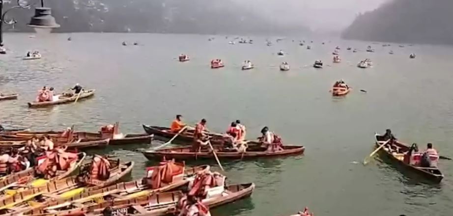 लंबे वीकेंड पर नैनीताल-कैंची धाम में उमड़ा सैलाब, कई श्रद्धालु बिना दर्शन लौटे