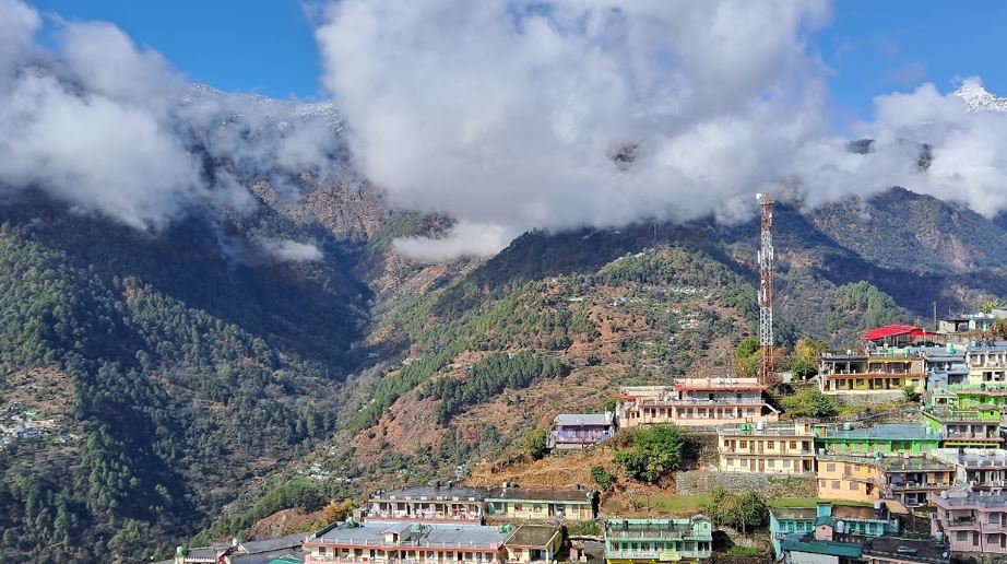 उत्तराखंड में मौसम का दोहरा मिजाज, पहाड़ों में बारिश-बर्फबारी के आसार