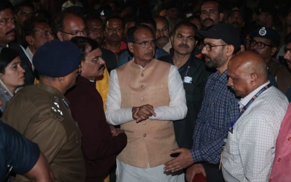 तेज रफ्तार ट्रक ने तीन बसों को मारी टक्कर... हादसे में 14 की मौत... 50 लोग घायल