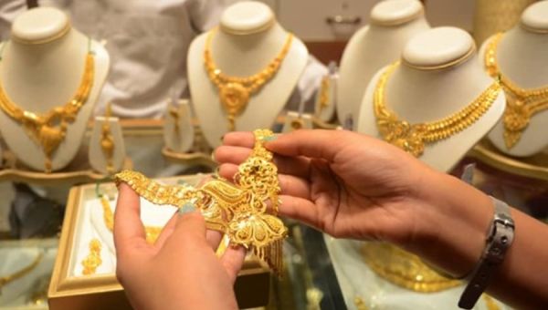 बाजार में मंदी का दौर... शेयर बाजार में गिरावट जारी... सोना 3500 रुपए हुआ कमजोर