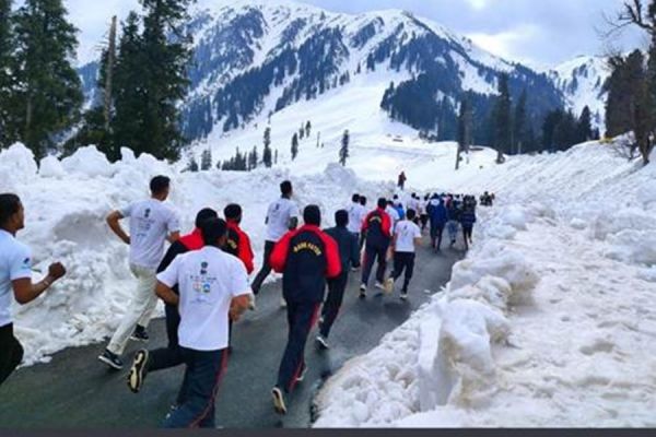  Snow Marathon: बर्फ पर दौड़े 130 धावक, गुलडंडा से शुरू हुई मैराथन