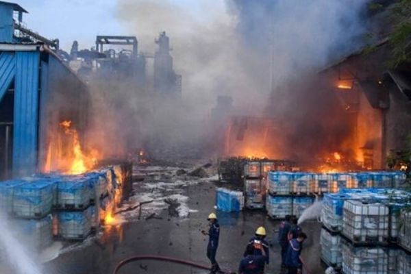 BIG NEWS : आधी रात केमिकल कंपनी में लगी आग... काबू पाने अब भी जारी प्रयास... धधक रहा पूरा इलाका