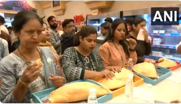 राजधानी में छाया 'बाहुबली गुजिया'... महिलाओं ने प्रतियोगिता में लिया भाग... खाते&mdash;खाते हुए हौसले पस्त... फिर भी जीत आए इनाम