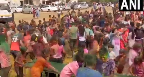 VIDEO : रंग बरसे भीगे चुनरवाली... होली की चढ़ी खुमारी... नजर आने लगा उत्सव का उत्साह