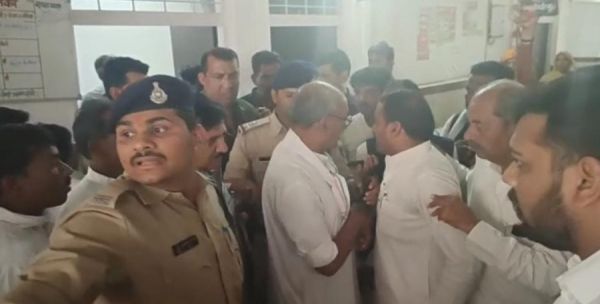 BIG NEWS : शोक सभा में गए थे पूर्व सीएम... कार से टकराया बाइक सवार... युवक को खुद पहुंचाया अस्पताल