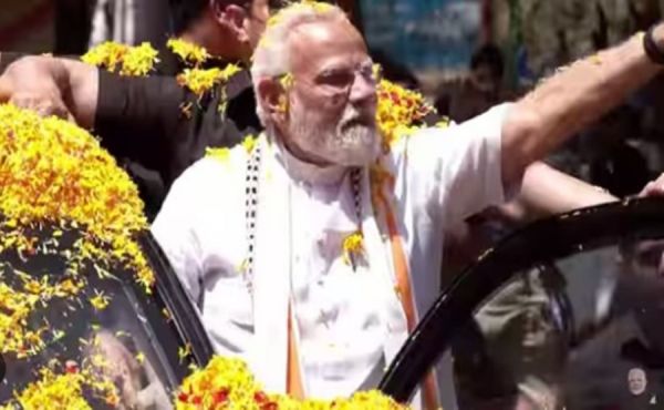 VIDEO NEWS : पीएम मोदी के रोड शो में उमड़ी भीड़... फूलों से जोरदार स्वागत... एक्सप्रेस वे का करेंगे उद्घाटन