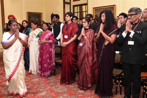  राष्ट्रीय प्रशासन अकादमी में 124वें प्रारंभिक प्रशिक्षण में भाग लेने वाले सिविल सेवा अधिकारियों ने की राष्ट्रपति से मुलाकात