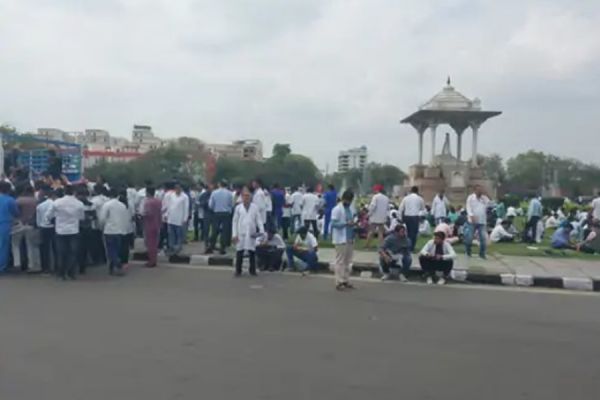 विधानसभा घेराव पर निकले डॉक्टरों पर... पुलिस ने बरसाईं लाठियां... महिलाओं के साथ बदसलूकी का आरोप