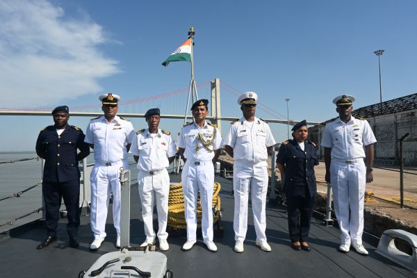  आईएनएस सुजाता मोजाम्बीक में पोर्ट मापूतो पहुंचा, नेवी बैंड और पारंपरिक नृत्यकला के साथ स्वागत