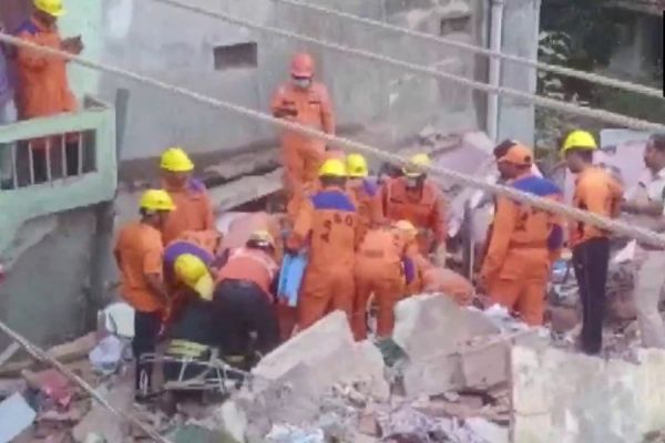 BREAKING NEWS : पड़ोसी ने अपनी जगह पर खोदी नींव... आधी रात भरभराकर गिरा तीन मंजिला इमारत... दो बच्चों सहित तीन की मौत
