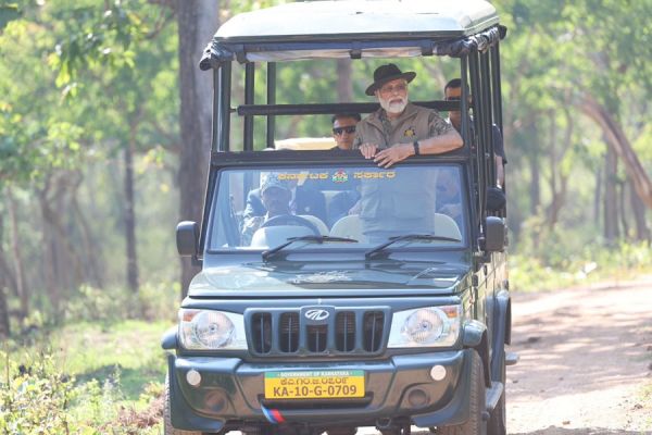 WATCH VIDEO : पीएम मोदी का नजर आया नया अंदाज... हाथी को खिलाया गन्ना... प्रोफेशनल कैमरे पर भी आजमाया हाथ