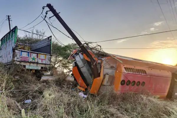 मवेशी को बचाने के चक्कर में... बिजली के खंभे से टकराई बस... 50 से ज्यादा यात्री थे सवार