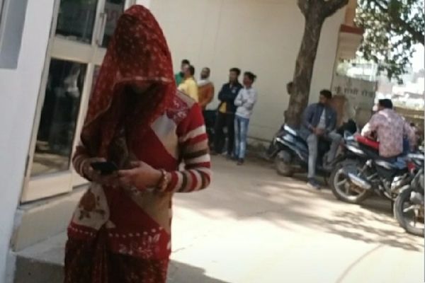 पति बना जल्लाद... ससुराल वालों ने घेरकर बीच सड़क में बहू को पीटा... कोर्ट से लौट रही थी महिला