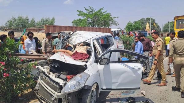 कार का पहिया फटा... डिवाइडर तोड़ ट्रक से जा भिड़ी... परिवार के चार लोगों की दर्दनाक मौत