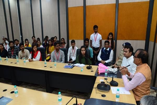 मुख्यमंत्री ने जनसेवा मित्रों से किया संवाद, कहा-योजनाओं के क्रियान्वयन और समस्या समाधान के लिए करें कार्य