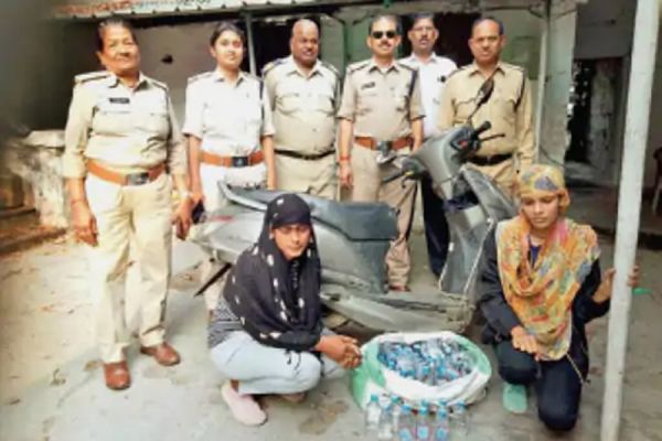 शराब तस्करी करते पकड़ाईं... राजधानी की दो युवतियां... कॉलेज गर्ल बनकर कर रहीं थी अवैध कारोबार