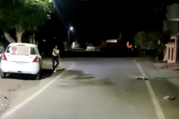 राजधानी में आधी रात नशे में धुत घुम रही थीं युवतियां... युवक ने बनाया वीडियो... तो मारने लगी पत्थर...​ फिर