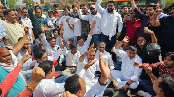 BIG NEWS : मुख्यमंत्री पहुंचे CBI के दफ्तर... बाहर लगे 'मोदी&mdash;अदानी भाई&mdash;भाई' के नारे... हिरासत में लिए गए कई नेता