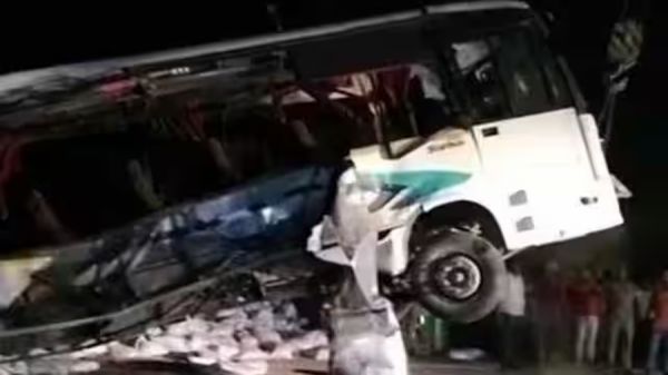 भीषण सड़क हादसे में 5 लोगों की मौत... बस पर पलट गया ट्रक... दर्जनभर लोग गंभीर... CM ने लिया संज्ञान