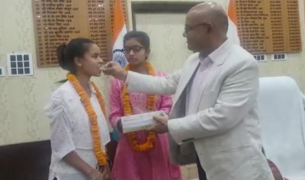 पिता की मौत के बाद... कोरोना ने छिन लिया मां का भी साया... फिर अनाथ जुड़वा बहनों ने कर दिखाया कमाल... DM ने किया स्वागत