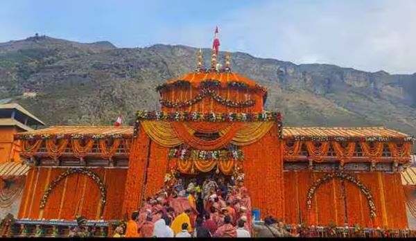 बाबा केदारनाथ के बाद अब... बद्रीनाथ के भी खोले गए कपाट... भारी बर्फबारी के बीच जुट रही श्रद्धालुओं की भीड़