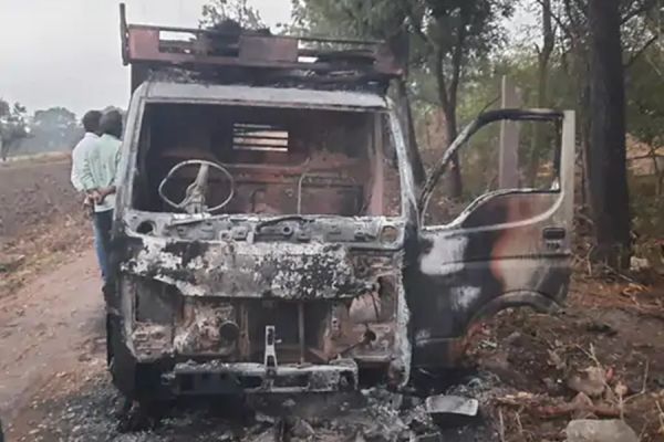 हाईटेंशन की चपेट में आया टेम्पो... दो युवक सहित दो घोड़ी जल गए जिंदा... बारात से लौटते वक्त हादसा