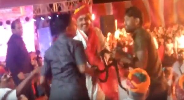 मंत्री के मना करने पर भी... सपेरे ने गले में सांप डालने की कोशिश की... फिर क्या हुआ, पढ़िए पूरी खबर