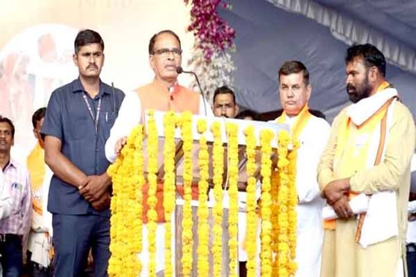 गोंड और कोरकू समाज के सामूहिक विवाह में पहुंचे सीएम, कहा-सरकार की योजनाओं से बेटियां वरदान और बहनें हुई सशक्त