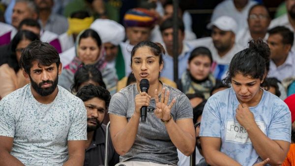 जंतर&mdash;मंतर पर आधी रात बवाल... पहलवानों ने पुलिस पर मारपीट का लगाया आरोप... अब मेडल लौटाने का ऐलान