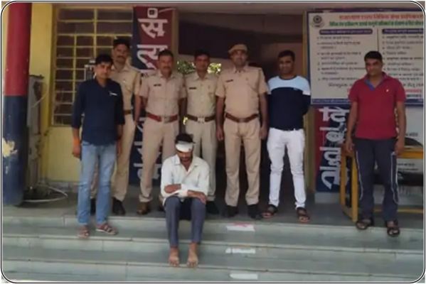 सरकारी स्कूल टीचर की लोगों ने की जमकर धुनाई... फिर मुंह पर पोती कालिख... हरकत की शिकायत पर हुई गिरफ्तारी