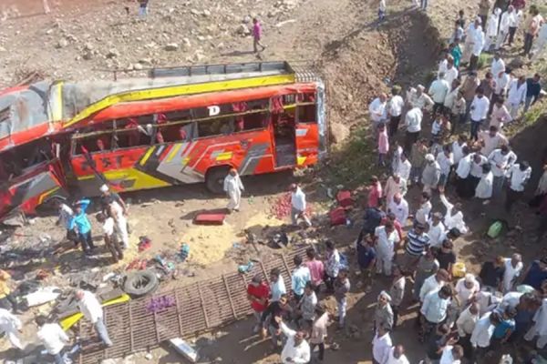रेलिंग तोड़ 50 फीट ऊंचे पुल से गिरी बस... हादसे में 17 लोगों की मौत... 3 बच्चे, 6 महिलाएं शामिल