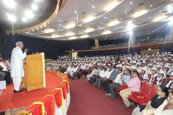बच्चों को स्वयं की बचत से समाज सेवा करने के लिए राज्यपाल ने किया प्रेरित