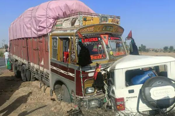 ट्रक और बोलेरो की जोरदार भिड़ंत... दो कारोबारी दोस्तों की मौत... दोस्तों ने मना किया, पर नहीं माने