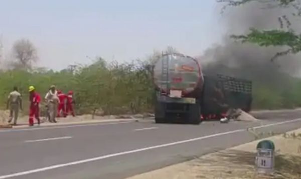 ट्रक और ऑयल टैंकर के बीच जोरदार भिडंत... जिंदा जले दोनों वाहनों के ड्रायवर... खलासी बुरी तरह झुलसा
