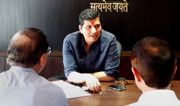 बिना जानकारी IAS अफसर दफ्तर से नदारद... मोबाइल भी बंद... सरकार ने जारी किया शो कॉज