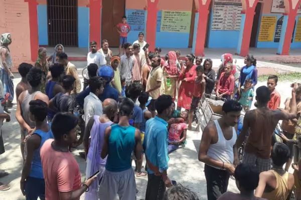 बच्चों को परोसा गया मिड&mdash;डे मिल... 45 बच्चों की बिगड़ी हालत... खाने में मिला गिरगिट