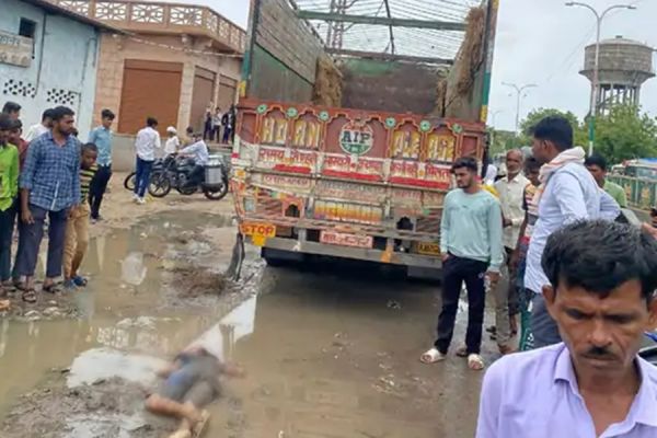 साइकिल से घर लौट रहा बच्चा गड्ढे में गिरा... ट्रक के पहिए से कुचल गया सिर... मौके पर ही मौत
