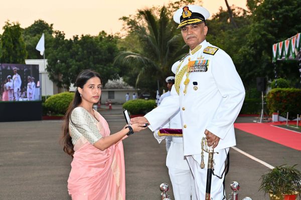  नौसेना प्रमुख ने विशाखापत्तनम में नौसेना अलंकरण समारोह के दौरान प्रदान किए शौर्य और विशिष्ट सेवा पदक 