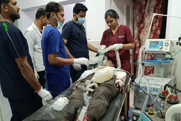 सड़क हादसे में चाचा&mdash;भतीजा सहित 3 की मौत... तीनों बाइक पर थे सवार... बेकाबू थी कार की रफ्तार