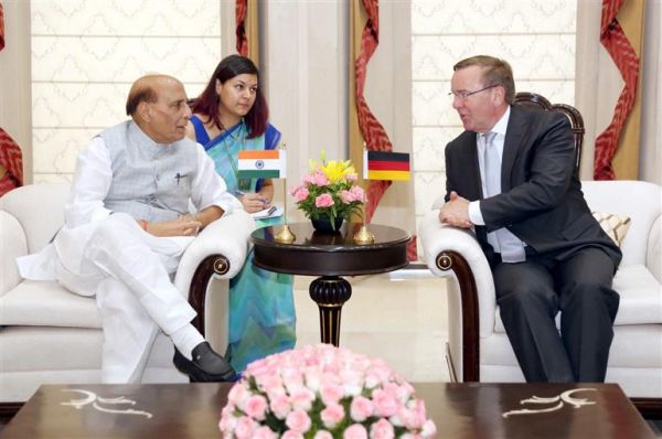रक्षा मंत्री राजनाथ सिंह और जर्मनी के रक्षा मंत्री ने विशेष रूप से औद्योगिक साझेदारी बढ़ाने के बारे में बातचीत की