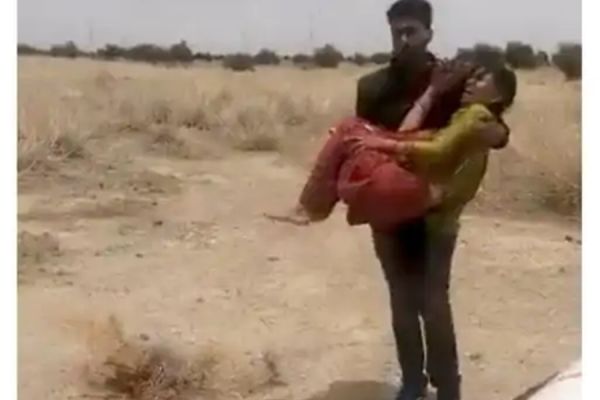 दर्जनभर लोगों ने युवती को घर से किया अगवा... वीराने में लेकर गए... फिर गोद में उठाकर जबरन शादी... वायरल हो रहा वीडियो