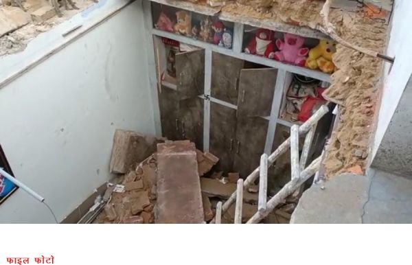 भरभराकर गिरा घर का छत... दबकर गर्भवती महिला की मौत... पति बुरी तरह घायल