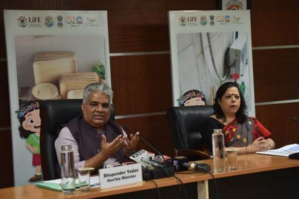 जलवायु परिवर्तन से निपटने में वैश्विक मंच पर भारत के नेतृत्व और पर्यावरण के संरक्षण साथ-साथ आगे बढ़ रहे