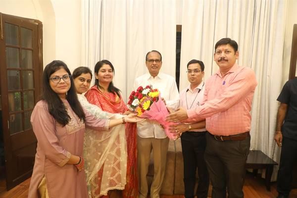 मुख्यमंत्री से विभिन्न कर्मचारी संगठनों के प्रतिनिधियों ने की मुलाकात